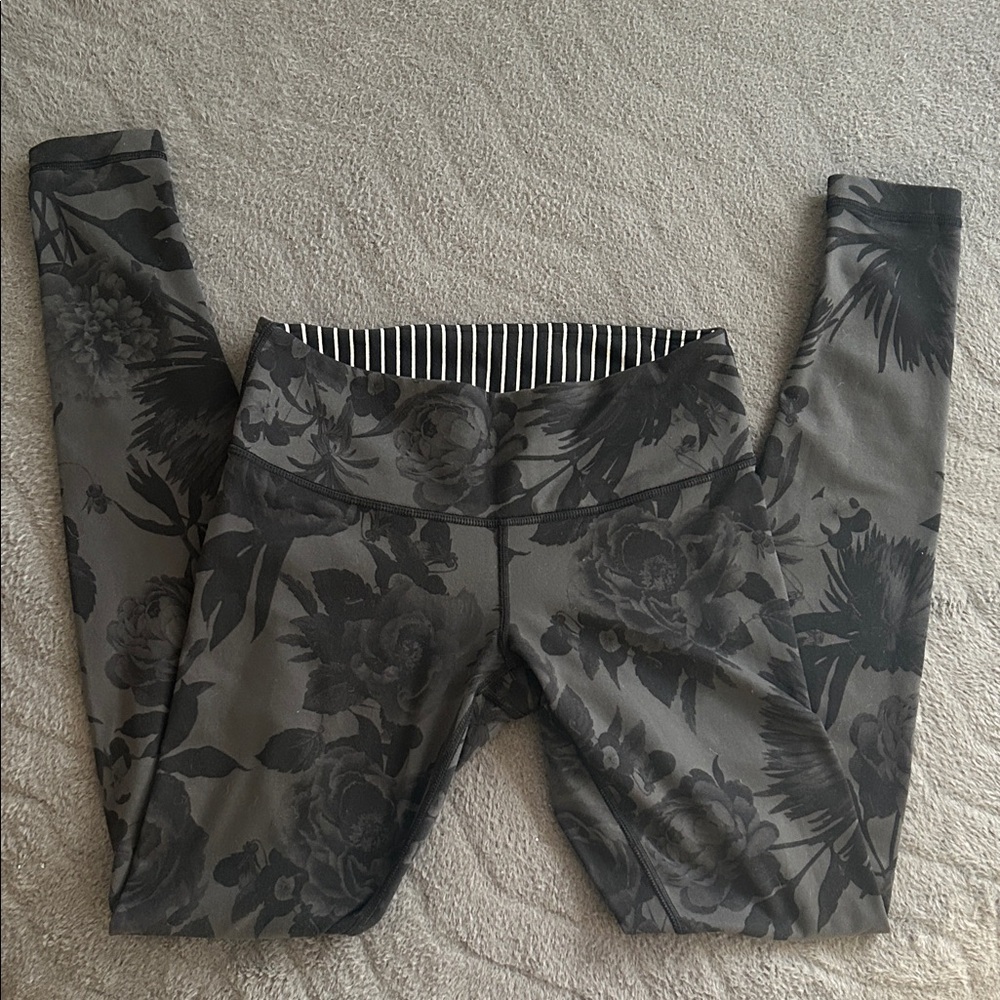 EUC Women’s Lululemon Athletica Floral Black Gray Leggings